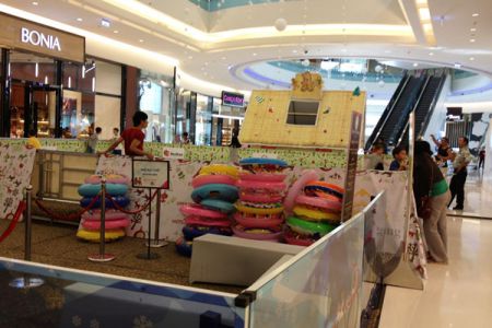 Trang trí sân trượt băng tại TTTM Crescent Mall