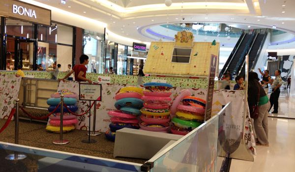 Trang trí sân trượt băng tại TTTM Crescent Mall